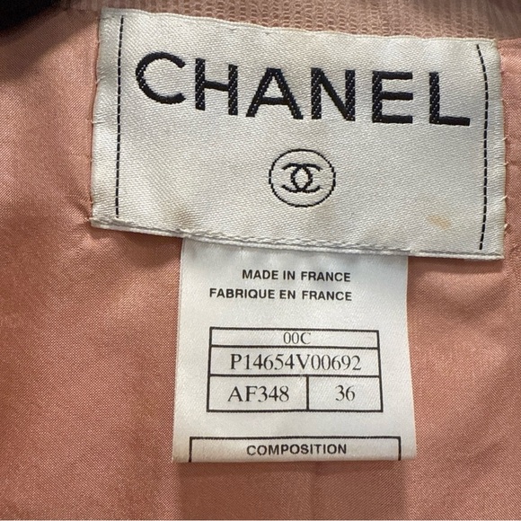 CHANEL Pink Blazer 100 %lambskin made in France with Gold Buttons. Authentic - Picture 11 of 16